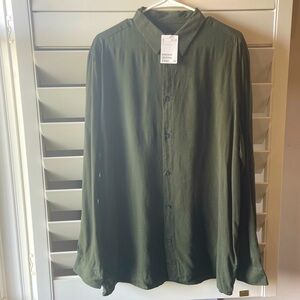 NWT. Men’s hunter green long sleeve button down shirt. Size large.